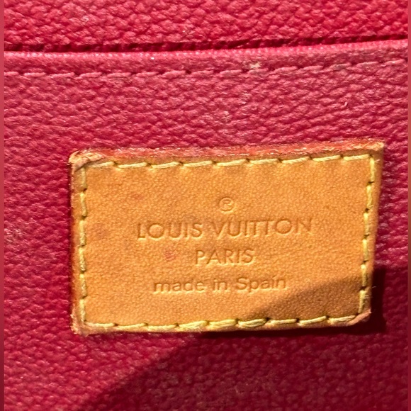 LOUIS VUITTON
Vernis Cosmetic Pouch Pomme D'Amour - Picture 4 of 4